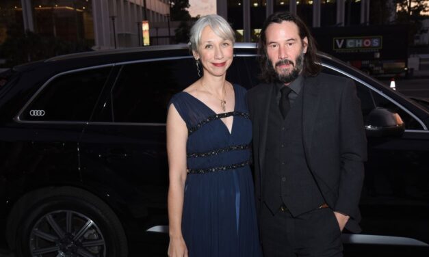 Keanu Reeves és Alexandra Grant szerelme kicsit sem enyhült – Forró csókot váltottak a fotósok előtt